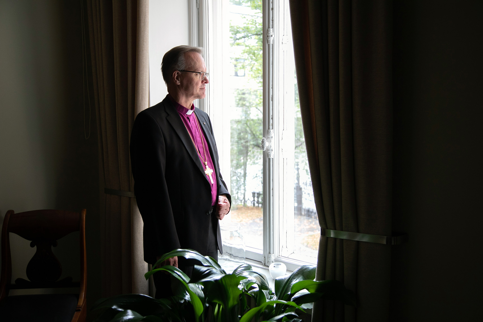 Arkkipiispa Tapio Luoma ikkunan ääressä.