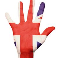 Englannin lippu maalattuna käteen.
