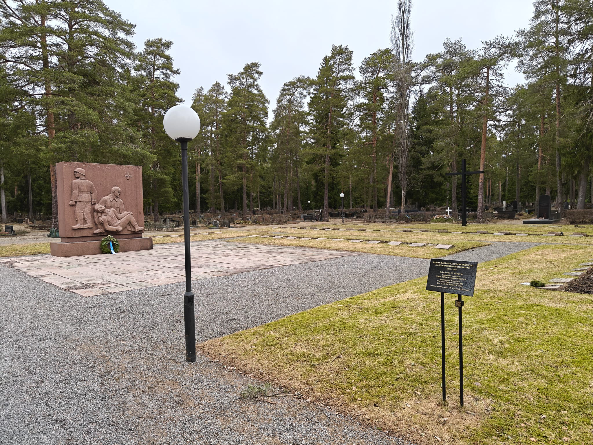 Marian hautausmaan punagraniittinen sankarihautojen muistomerkki ja hautapaikat.