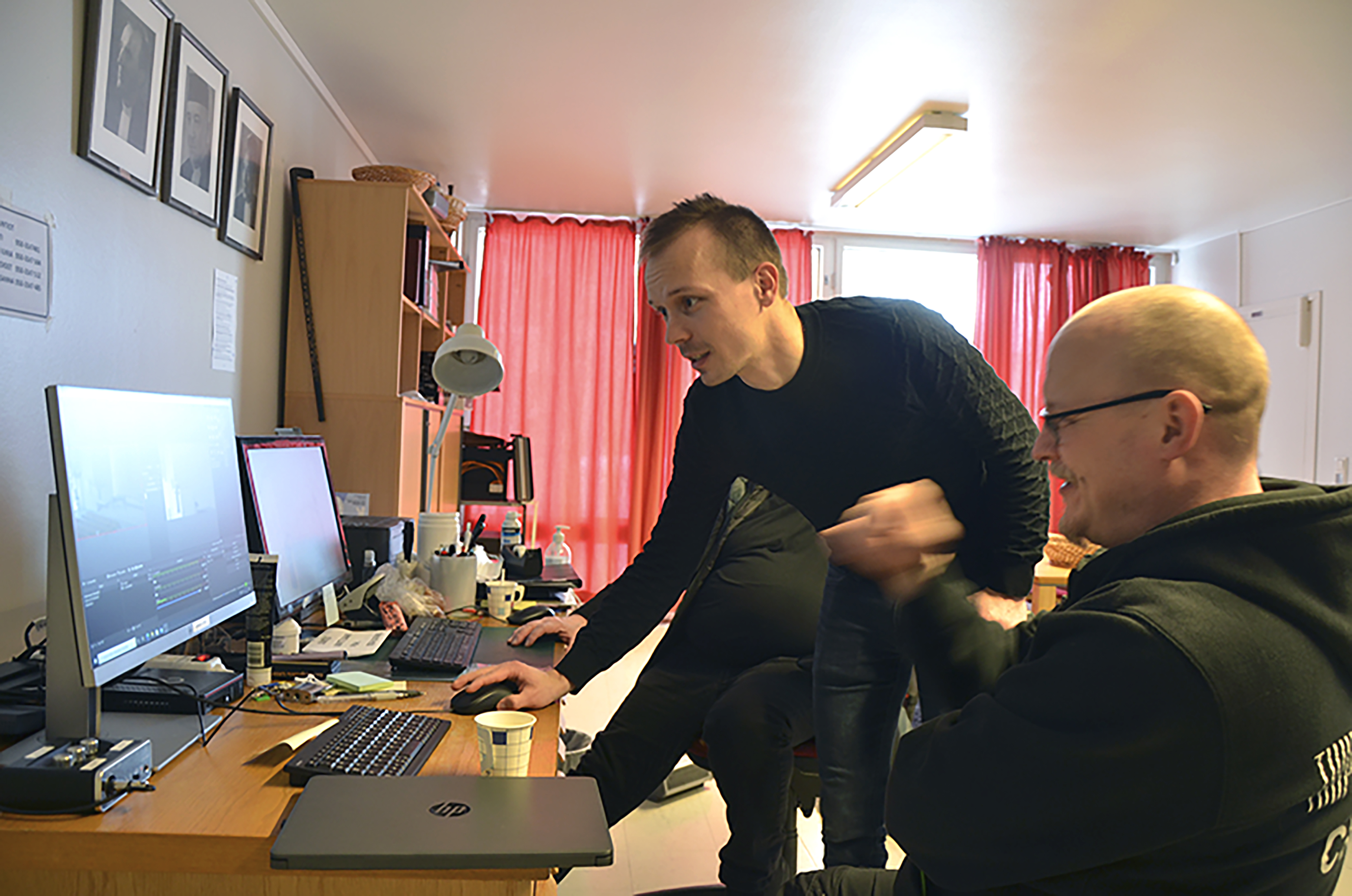 Seurakuntayhtymän kiinteistöpäällikkö Veli-Matti Raappana testasi striimauksen kuvakulmia Mikko Mäen opastuksessa.