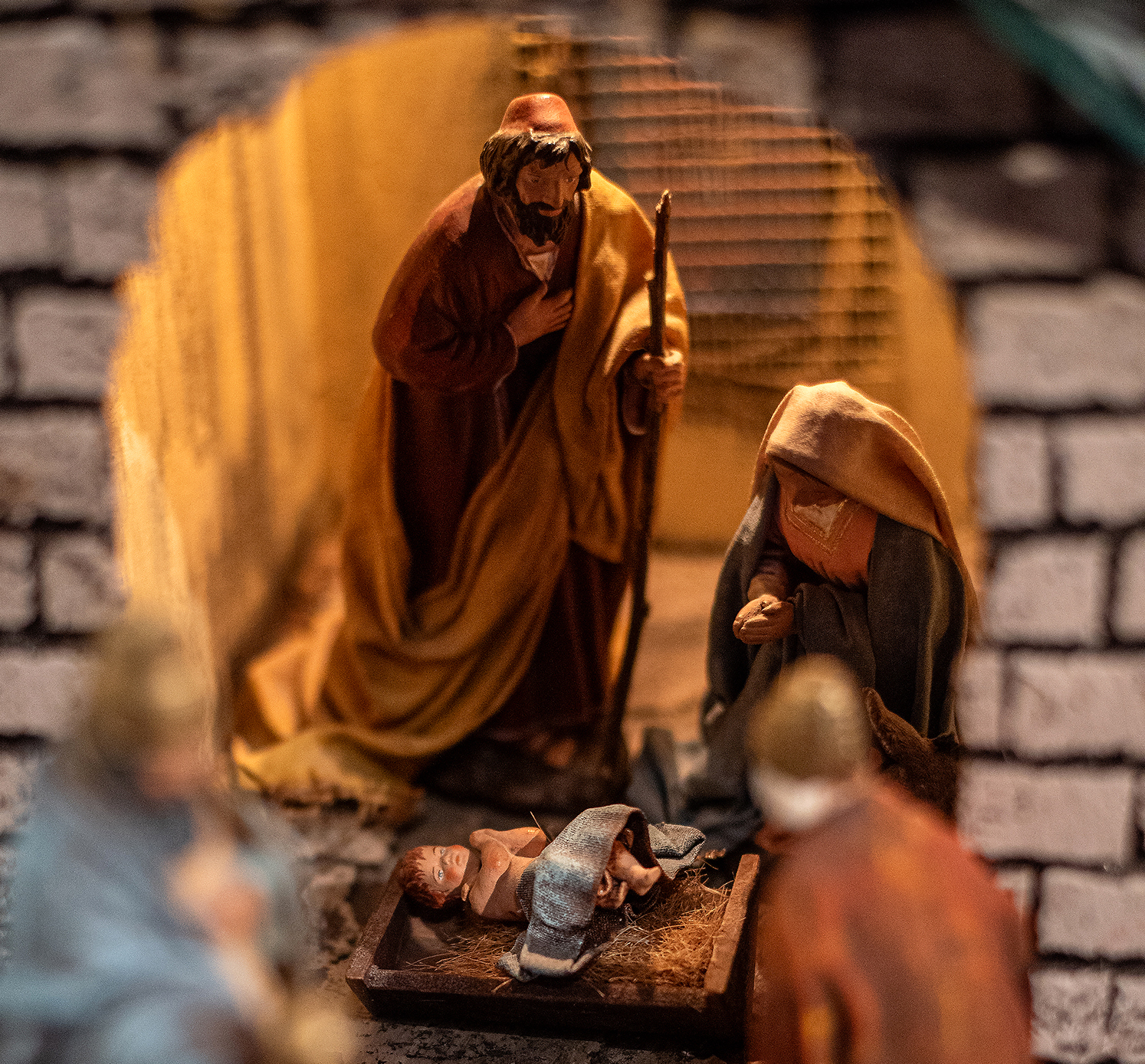 Jeesus-lapsi seimessä Marian ja Joosefin silmien alla.