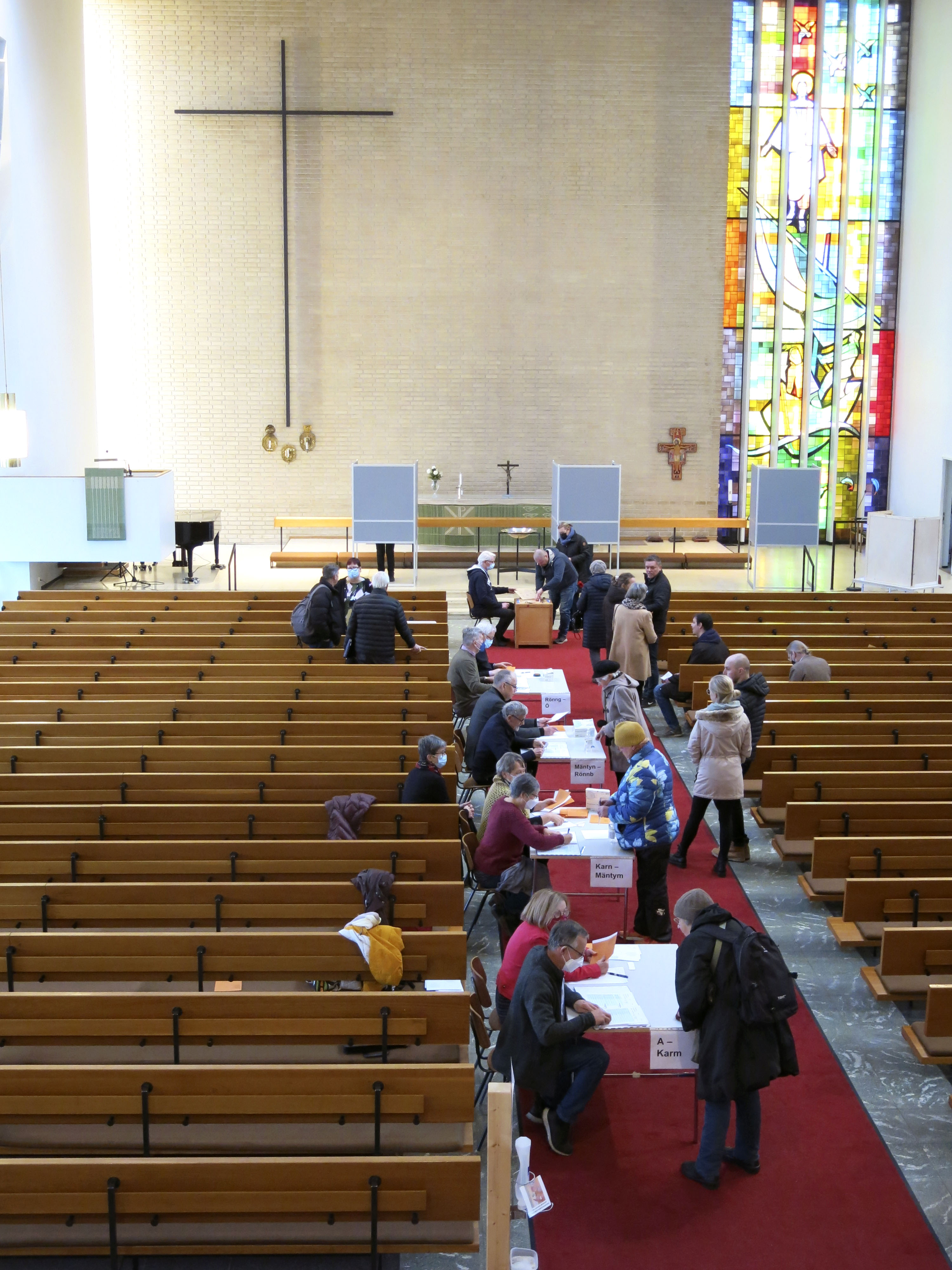 Väkeä kirkon käytävällä äänestyspäivänä.