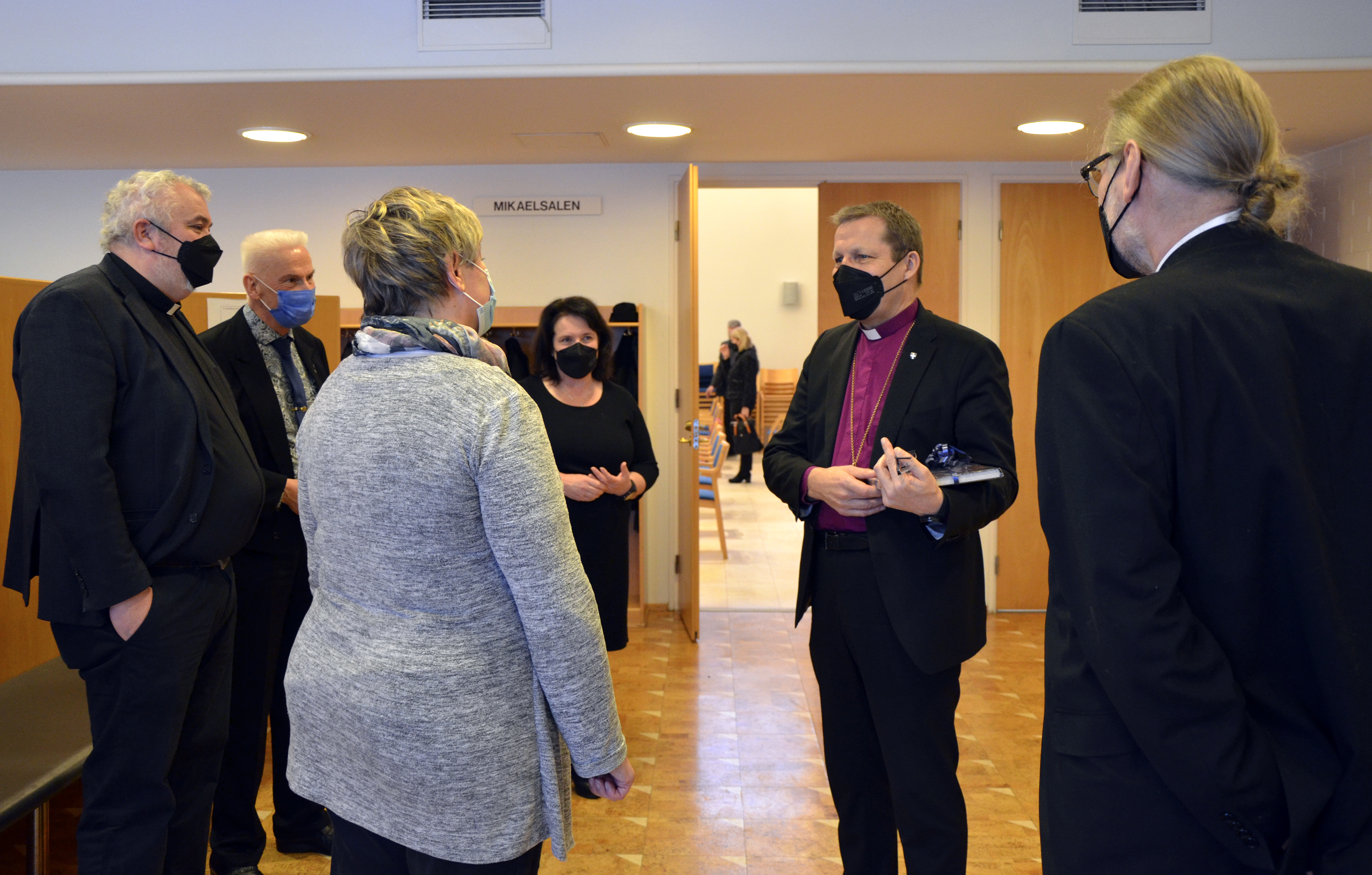 Piispa Jukka Keskitalo kiittää Kokkolan kaupunginjohtaja Stina Mattilaa kaupungin tervehdyksestä.