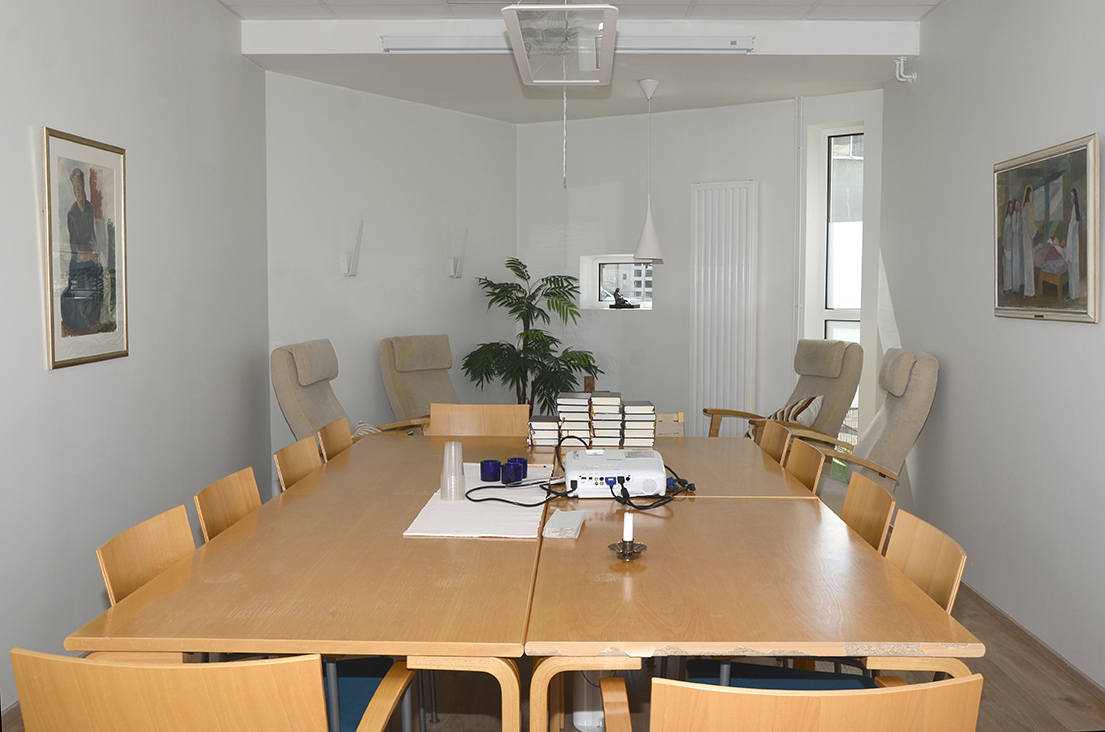 Kokkolan seurakuntakeskuksen Lähde Seurakuntakeskuksen kokoustila Lähde missä pöytä ja monta tuolia.