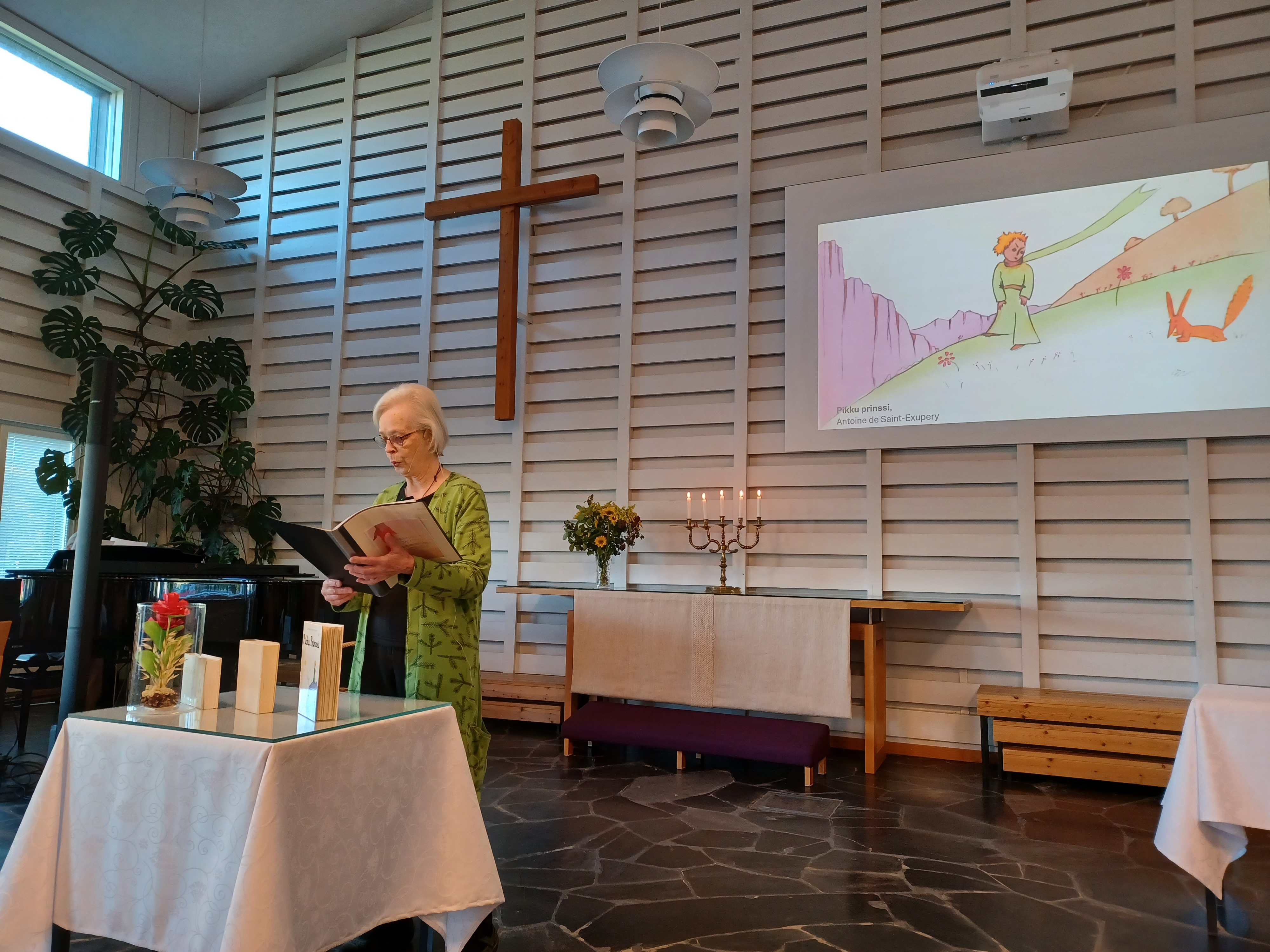 Orvokki Sainio pitää aamuhartauden.