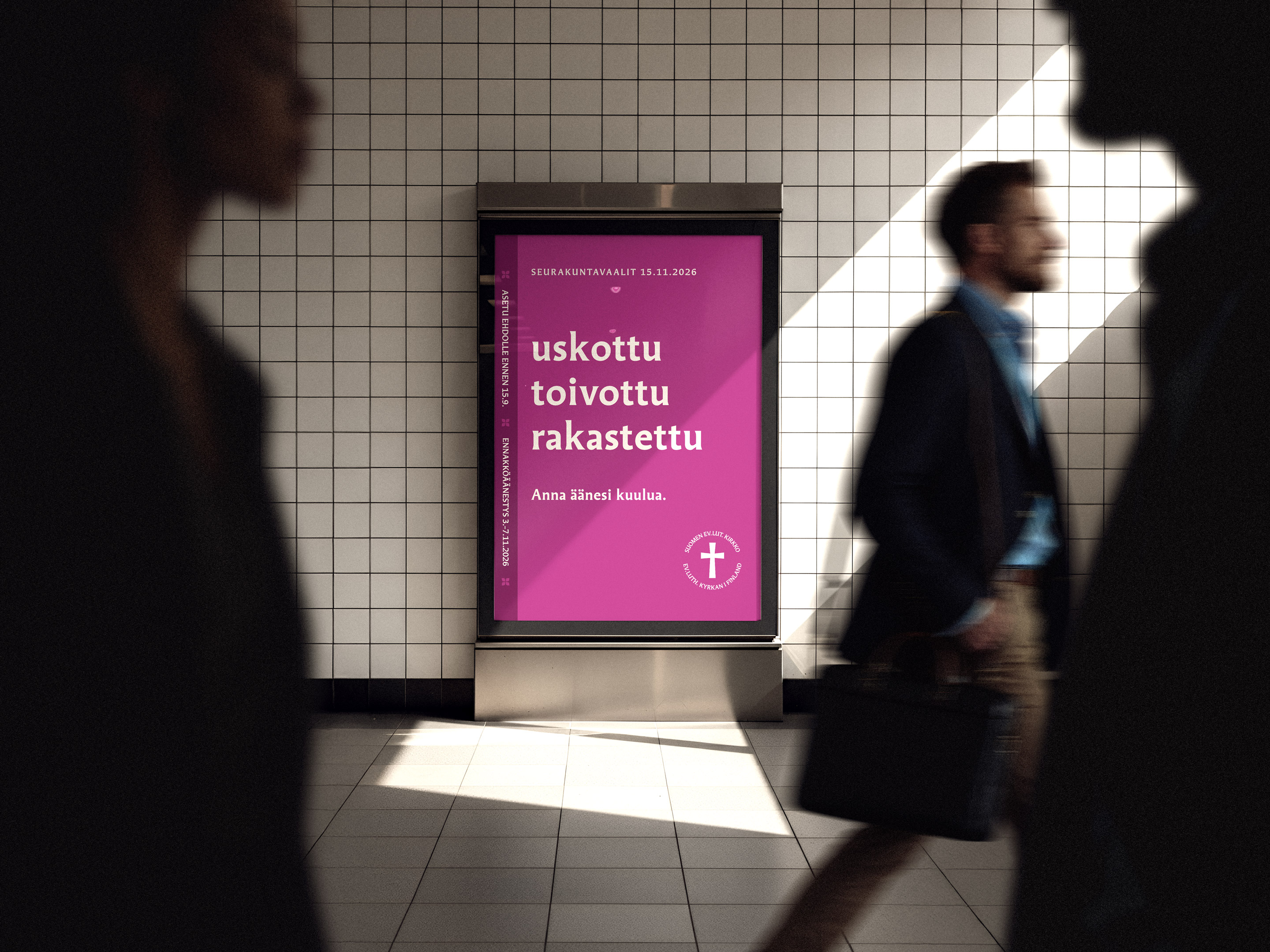 Katukuva, jossa ihmisiä kävelee. Taustalla infonäyttö, jossa teksti: uskottu, toivottu, rakastettu.